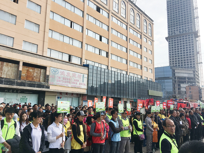 2017年3月5日，是我國(guó)第54個(gè)學(xué)雷鋒紀(jì)念日。3月份的春天萬(wàn)物復(fù)蘇，百花齊放。陽(yáng)光透過(guò)淡薄的云層照耀著大地，它的萬(wàn)道金光愉快地普照著萬(wàn)物。春風(fēng)拂面,是那么清柔,那么親切,就像是雷鋒的精神一直溫暖著、鼓舞著我們!